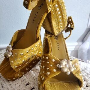 Katy Perry Sz 9 Velvet Platform Heels. Never Worn